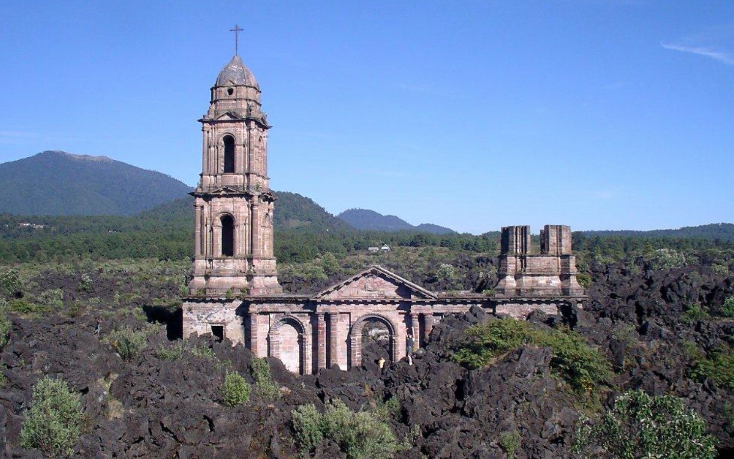 La distópica (y hermosa) iglesia sepultada por un volcán en Michoacán - Más  de México