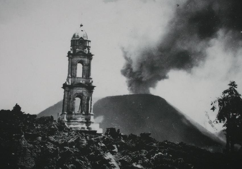 La distópica (y hermosa) iglesia sepultada por un volcán en Michoacán - Más  de México