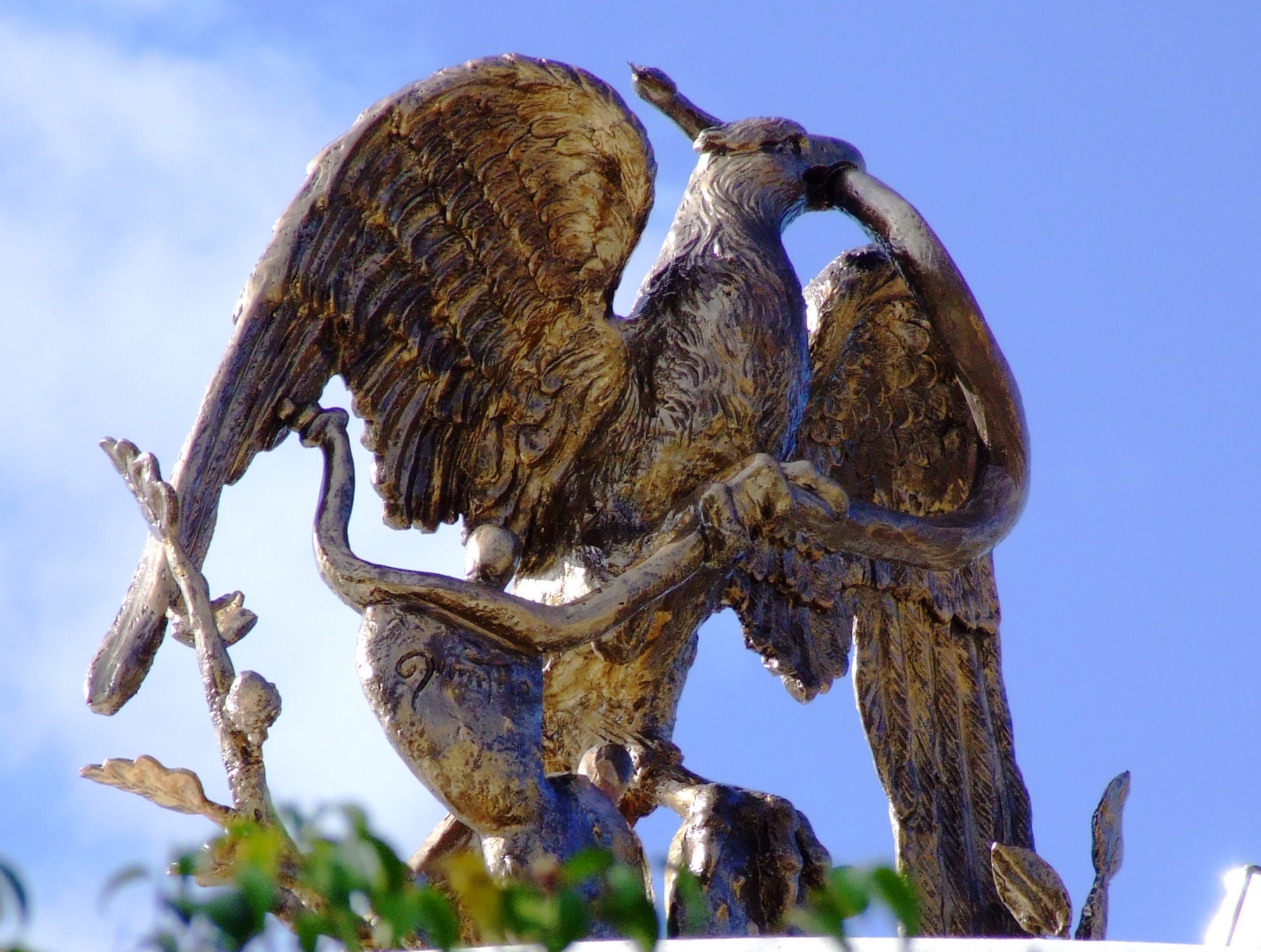 Descubre el enigma de la leyenda del águila devorando una serpiente