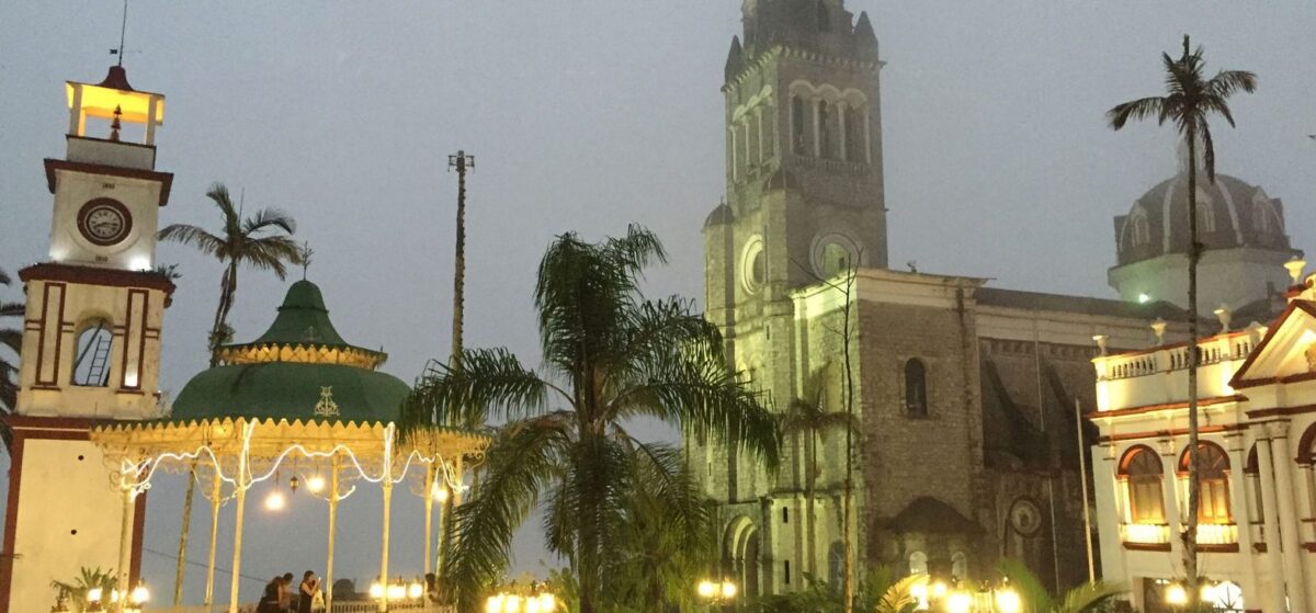 Iglesia en la plaza del pueblo de Cuetzalan en Puebla