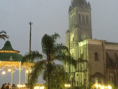 Iglesia en la plaza del pueblo de Cuetzalan en Puebla
