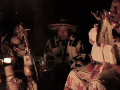 Huicholes durante una ceremonia de peyote en México.