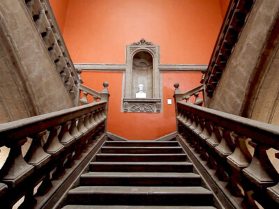 Escaleras del Museo nacional de San Carlos en la ciudad de México.