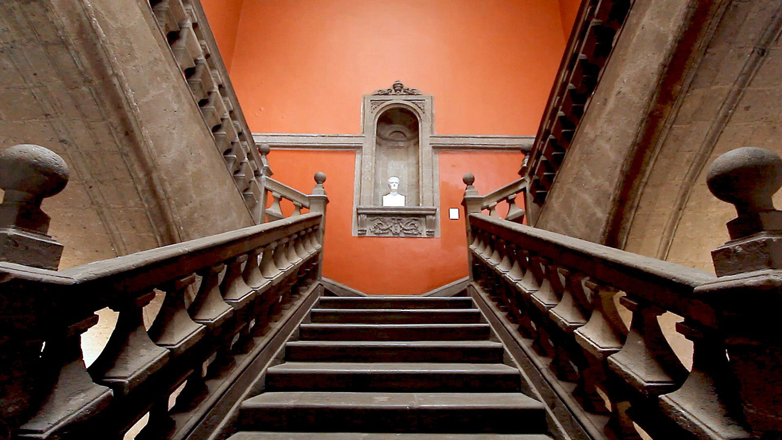 Escaleras del Museo nacional de San Carlos en la ciudad de México.