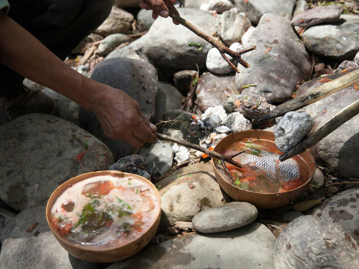 La elaboración del caldo de piedra es todo un ritual.