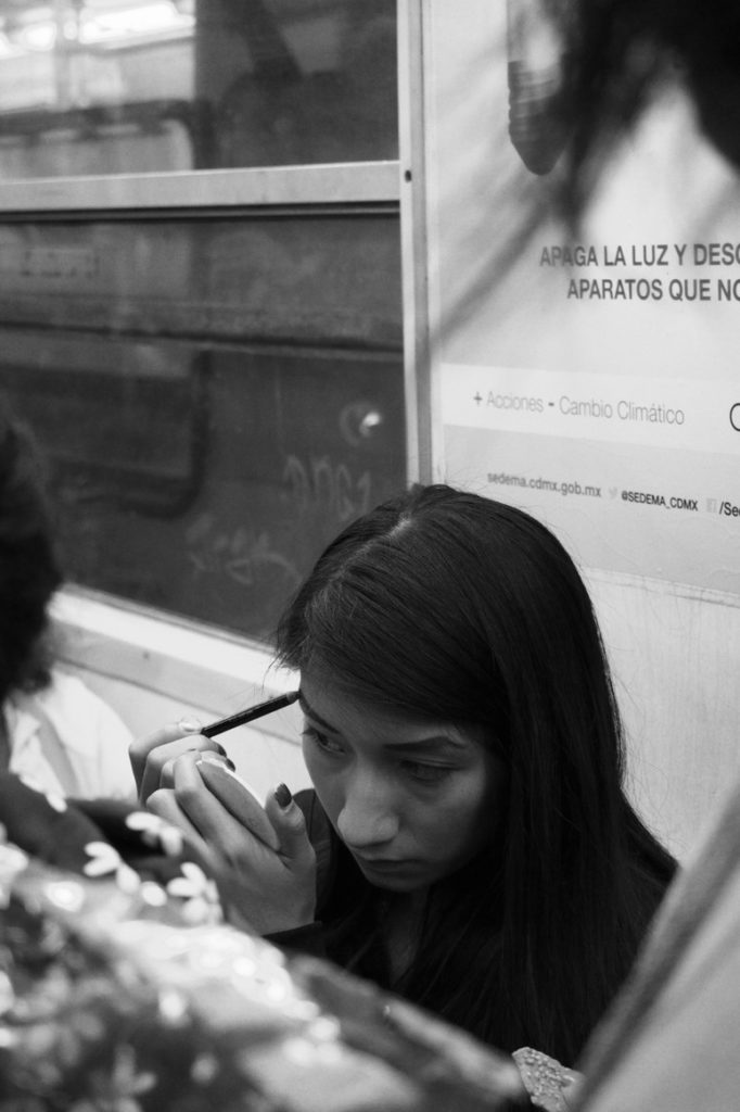 mexico-cdmx-fotos-extranas-curiosas-transporte-publico-metro-mujeres-maquillandose