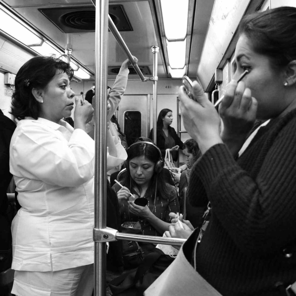 mexico-cdmx-fotos-extranas-curiosas-transporte-publico-metro-mujeres-maquillandose