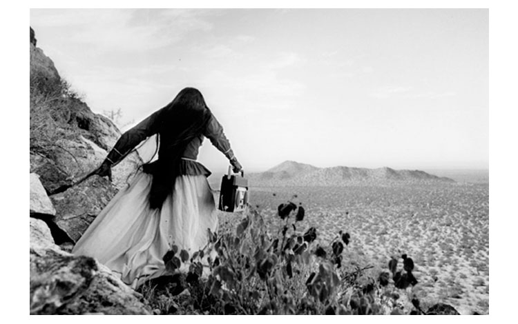 Mujer-Angel-Desierto-de-Sonora-1979-©Graciela-Iturbide