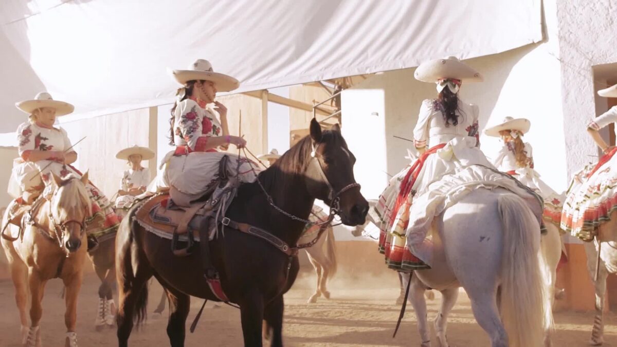 escaramuza-danza-charra-charreria-femenil-mujeres-chicanas-charras